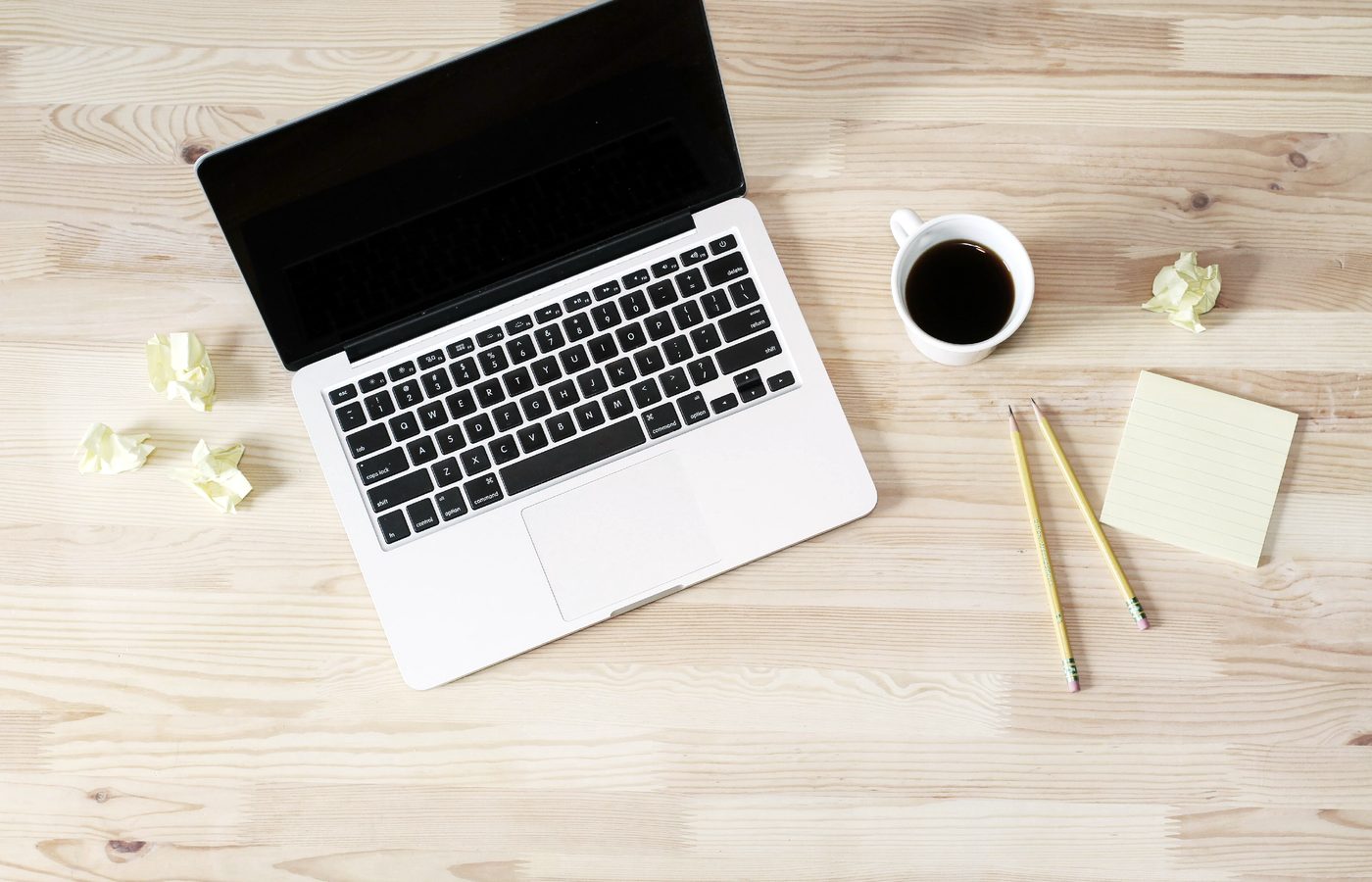 Carnet, stylo et tasse sur une table de travail