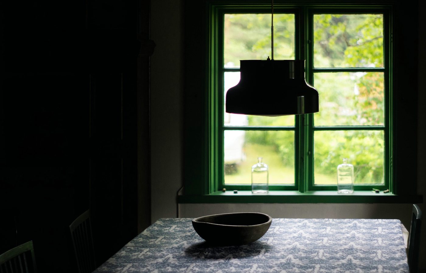 Coin de pièce calme, fenêtre ouverte sur la verdure